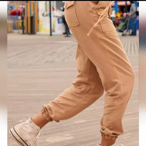 Aerie Women's Double Pocket Utility Jogger - Picture 3 of 10